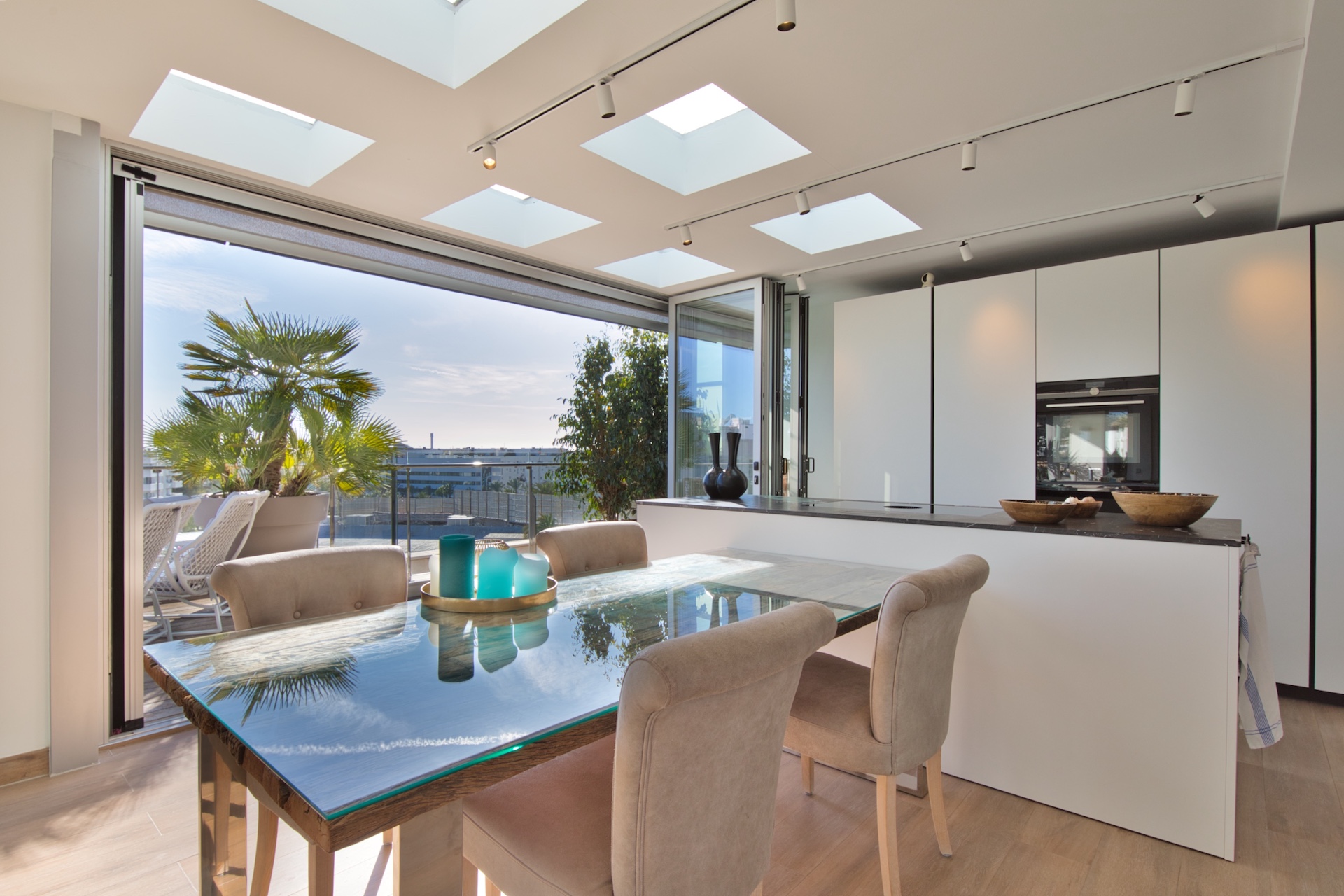 Resa Estates Ibiza te koop penthouse Marina botafoch for sale Ibiza kitchen .jpeg